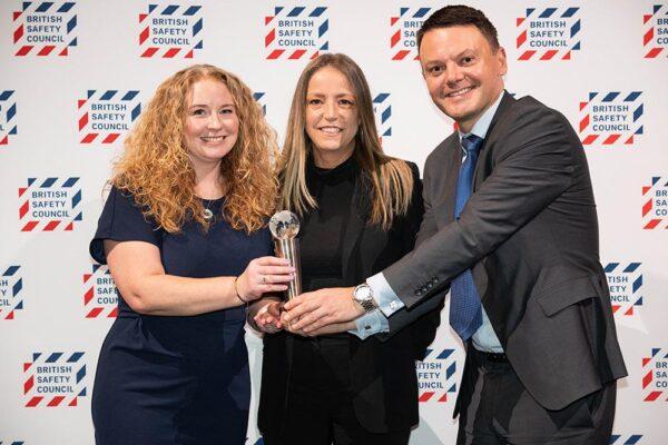 Angela Dobbins and Rachel Winstone collect a 10th consecutive Globe of Honour as Unipart is recognised for world-class safety and sustainability. 