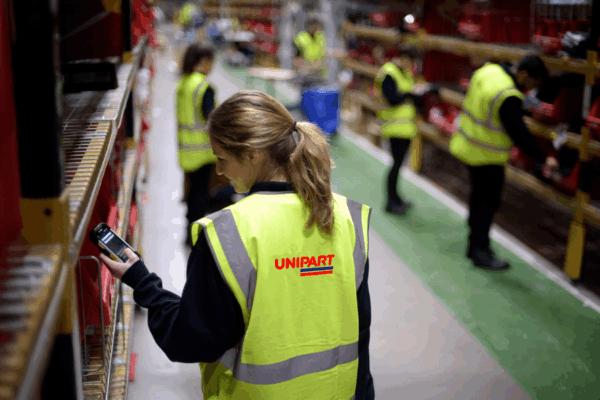 Automotive manufacturer boosts picking efficiency with ‘Hot Movers’ in North America